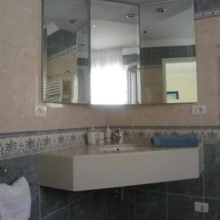 Sleeps 2 Pool Wifi Ferienhaus