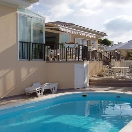 Sleeps 2 Pool Wifi Ferienhaus *